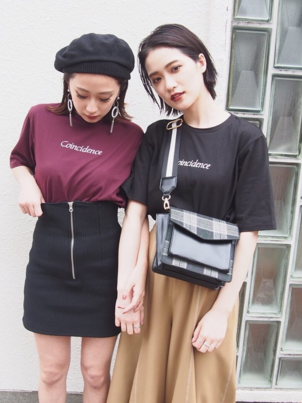 レッド系のTシャツ/カットソー、ブラック系のTシャツ/カットソー、その他のショルダーバッグを着用したレディースの夏コーディネートの1枚目の写真