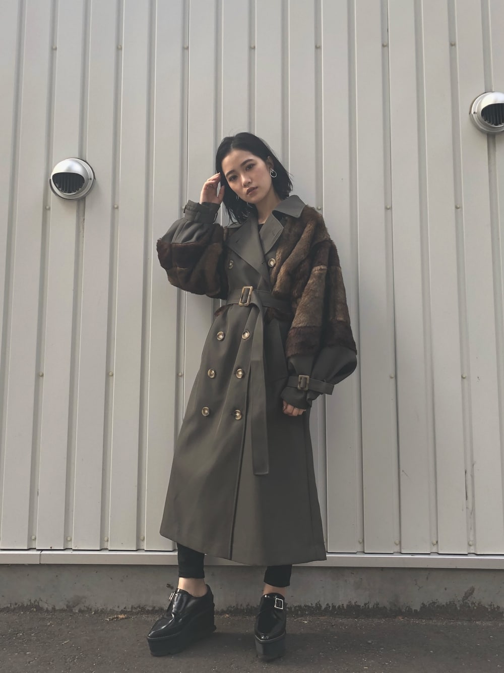 「murua、アウター、ファー、トレンチコート、秋服、冬服、秋コーデ、coordinate、ootd、fashion」｜「MURUAのロングダブルトレンチ（トレンチコート、グリーン系）」を使った、金澤 葵さん（レディース・158cm）の秋コーディネートの1枚目の写真