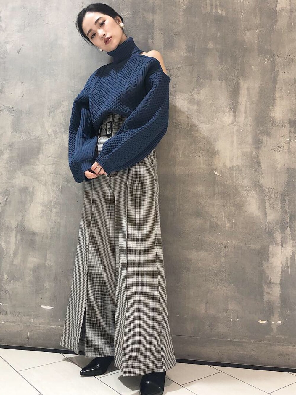 「murua、オープンショルダー、ニット、カラーニット、ワイドパンツ、ケーブルニット、モード」｜「MURUAのオープンショルダーケーブルニット（ニット/セーター、ブルー系）」を使った、金澤 葵さん（レディース・158cm）の秋コーディネートの1枚目の写真