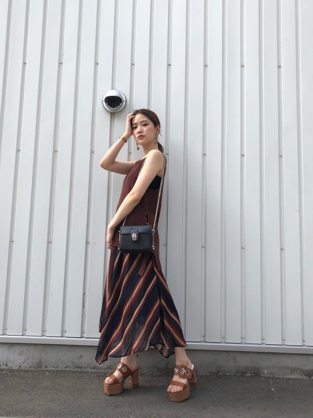 「ブラウンコーデ、スカート、イレヘムスカート、ラメ、ストライプ、murua」｜「MURUAのサイドベルトニットタンク（タンクトップ、ブラウン系）」を使った、金澤 葵さん（レディース・157cm）の夏コーディネートの1枚目の写真