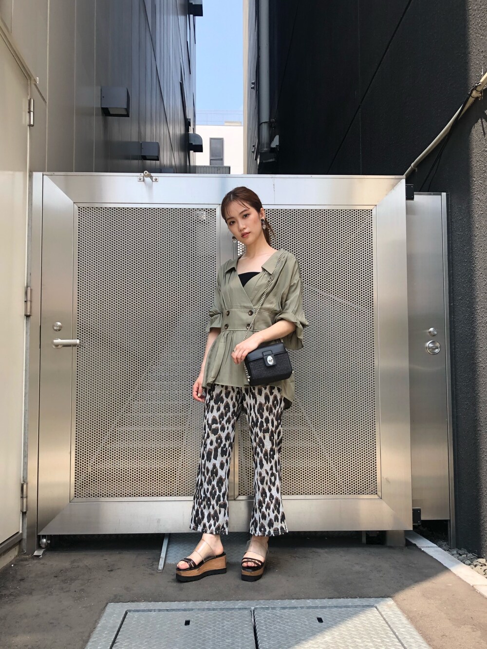 「murua、大人コーデ、カシュクール、シャツ、ブラウス、レオパード柄、coordinate、fashion、ootd」｜「MURUAのカシュクールギャザーシャツ（シャツ/ブラウス、グリーン系）」を使った、金澤 葵さん（レディース・157cm）の夏コーディネートの1枚目の写真
