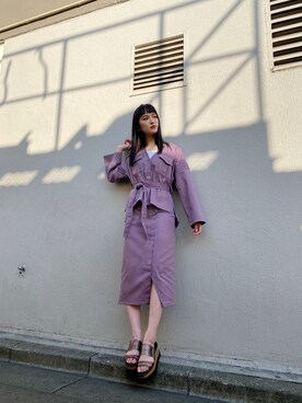 金澤 葵さんの「シルバーボタンタイトスカート」を使ったコーディネート