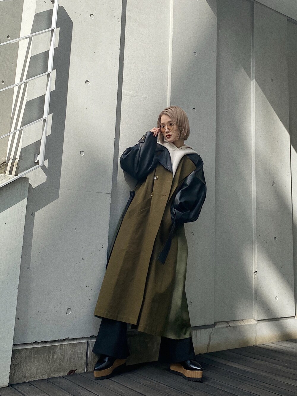 「トレンド、トレンチコート、ロングコート、レザー、秋のコーデ、パーカー、ボンディング、フレアパンツ、美脚パンツ、厚底シューズ」｜「MURUAのマテリアルミックストレンチコート（トレンチコート、グリーン系）」を使った、金澤 葵さん（レディース・158cm）の秋コーディネートの1枚目の写真