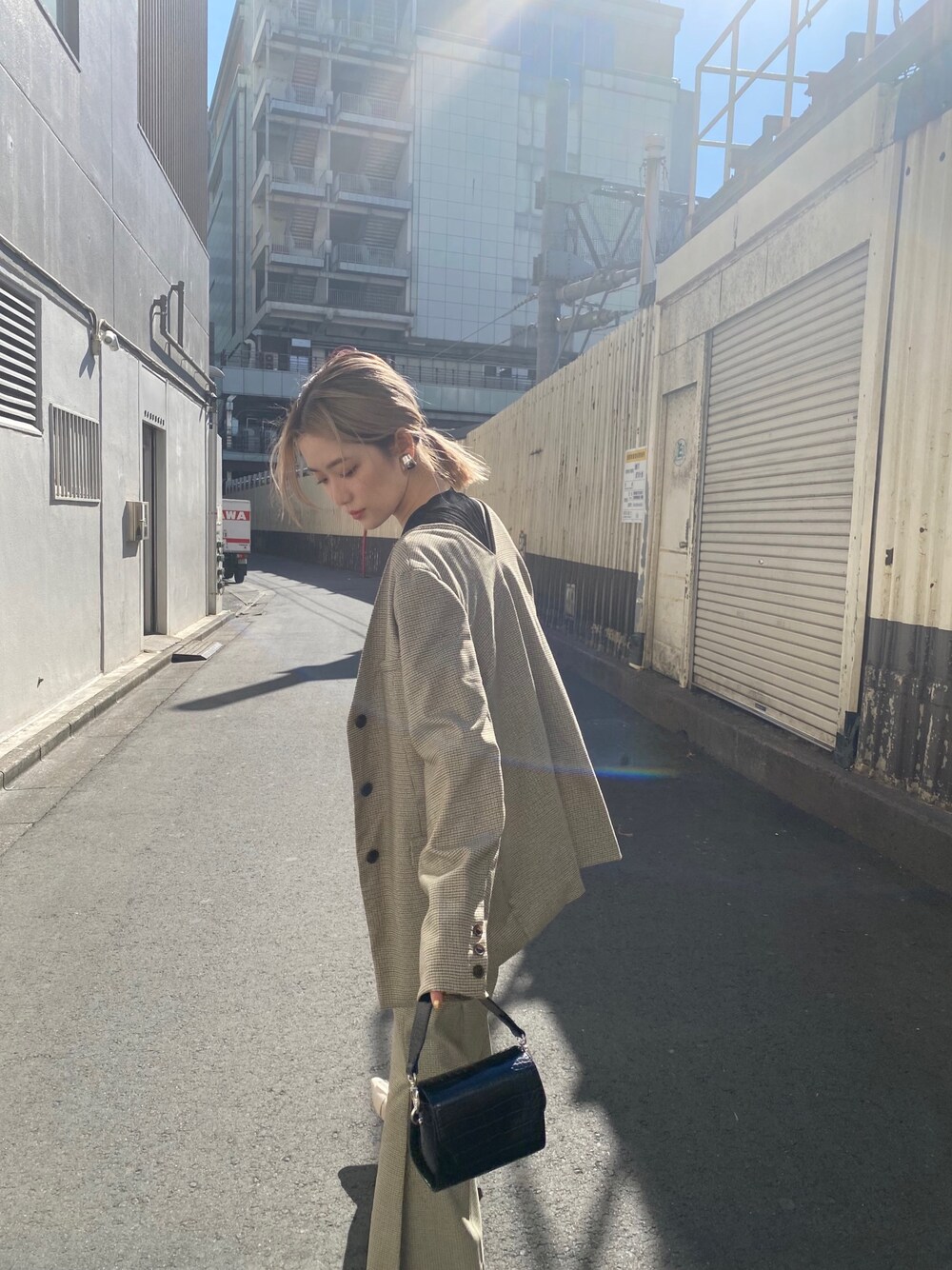 「セットアップ、ジャケット、フレアパンツ、チェック柄、春コーデ、大人カジュアル、パンツコーデ、今日のコーデ、くすみカラー、レイヤードスタイル」｜「MURUAのバックオープンノーカラージャケット【セットアップ】（ノーカラージャケット、その他）」を使った、金澤 葵さん（レディース・158cm）の冬コーディネートの1枚目の写真
