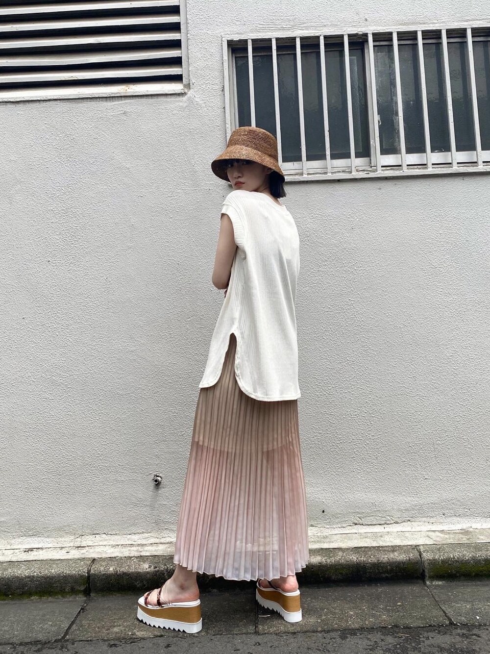 ホワイト系のTシャツ/カットソー、ベージュ系のスカート、ホワイト系のサンダルを着用したレディースの夏コーディネートの1枚目の写真