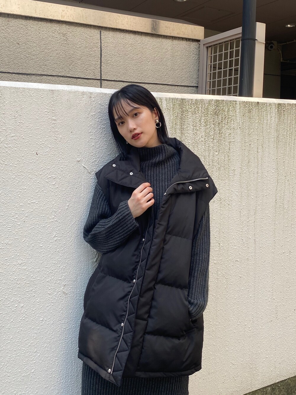 「秋トレンド2021、トレンド、ダウンベスト、秋コーデ、モード、ブラックコーデ、オールブラック、murua、ootd」｜「MURUAのロングエアコンダウンベスト（ダウンベスト、ブラック系）」を使った、金澤 葵さん（レディース・158cm）の秋コーディネートの1枚目の写真