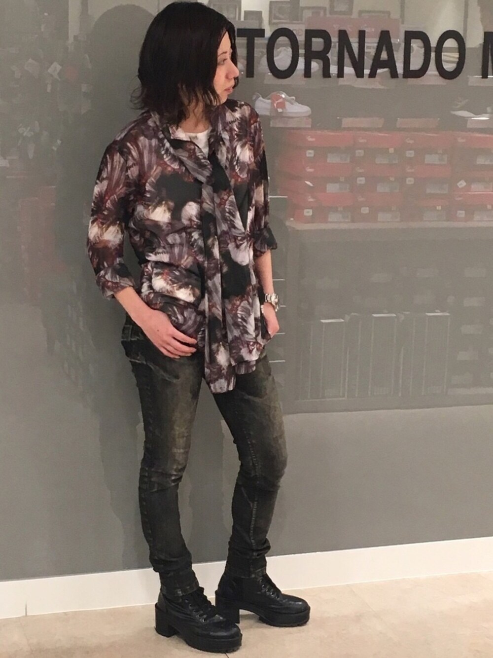 「大人カジュアル、デザインシャツ、フラワーデザイン、シフォン、オールシーズン、女性も着れる、トルネードマート(TORNADO MART)、新宿マルイメン」｜「TORNADO MARTのTORNADO MART∴フラワープリントシフォンシャツ（シャツ/ブラウス、レッド系）」を使った、Takahashiさん（レディース・157cm）の夏コーディネートの1枚目の写真