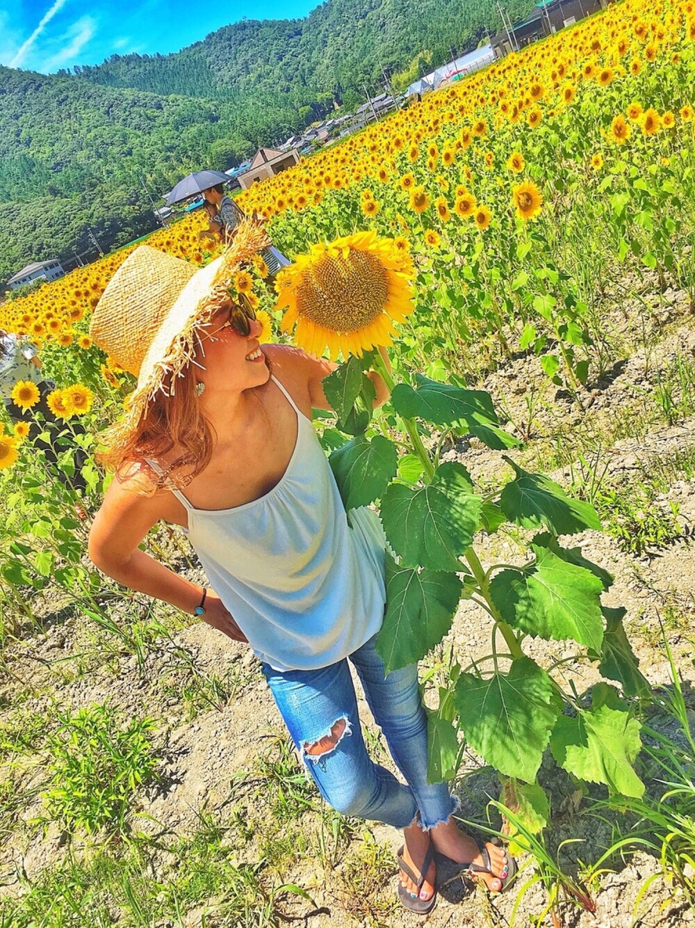 「夏コーデ、シンプルコーデ、カンカン帽、デニム、ハワイアナス、ビーチサンダル、Ungrid、ひまわり畑、カジュアルコーデ、休日スタイル」｜「Ungridのラフィアフリンジカンカンハット（ハット、ベージュ系）」を使った、yumiさん（レディース・160cm）の夏コーディネートの1枚目の写真