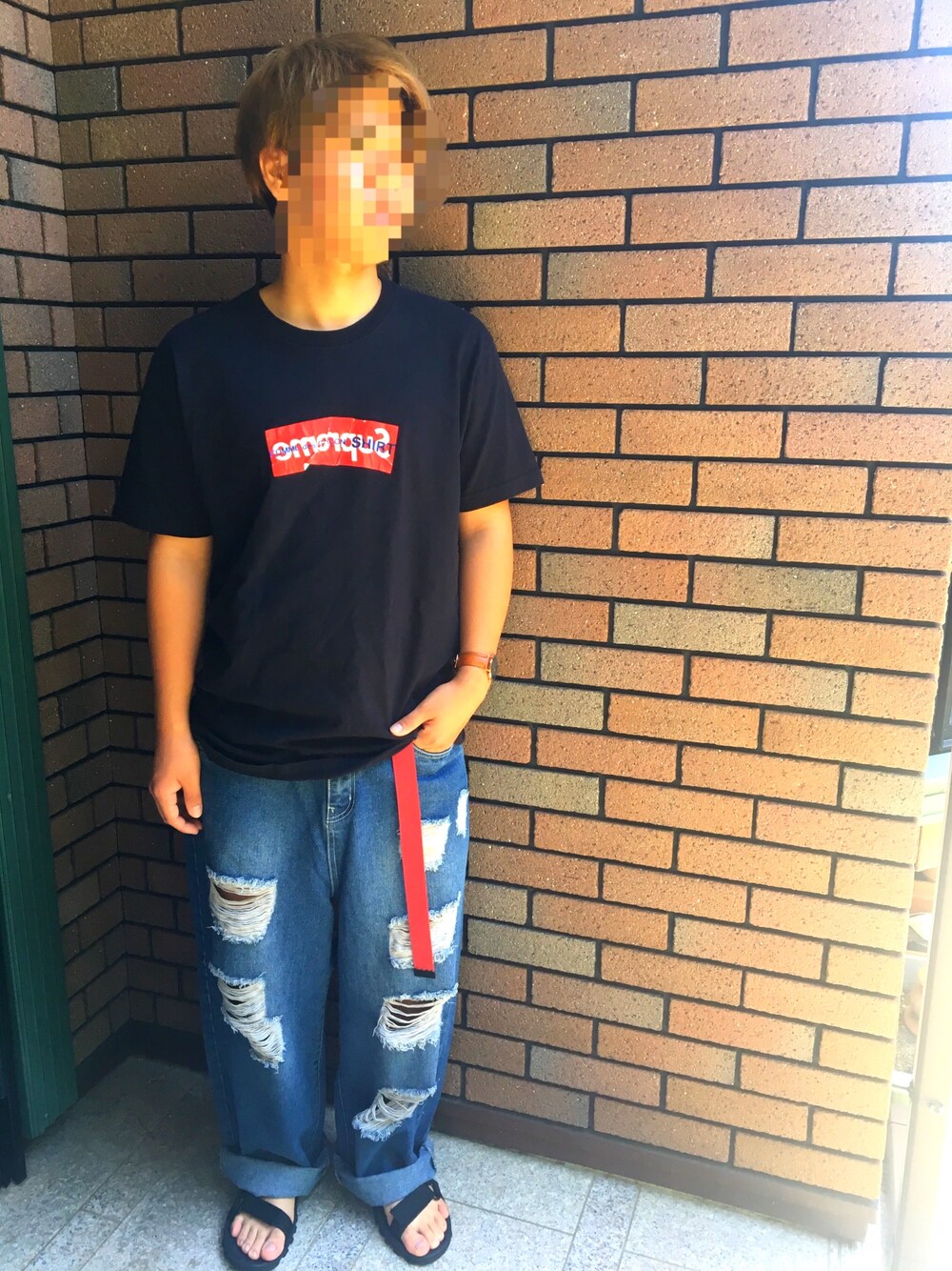 「夏コーデ、腕時計、ダメージデニム、supreme、夏、おしゃれ初心者」｜「Supreme のアイテム（Tシャツ/カットソー、ブラック系）」を使った、TKMさん（メンズ・169cm）の夏コーディネートの1枚目の写真