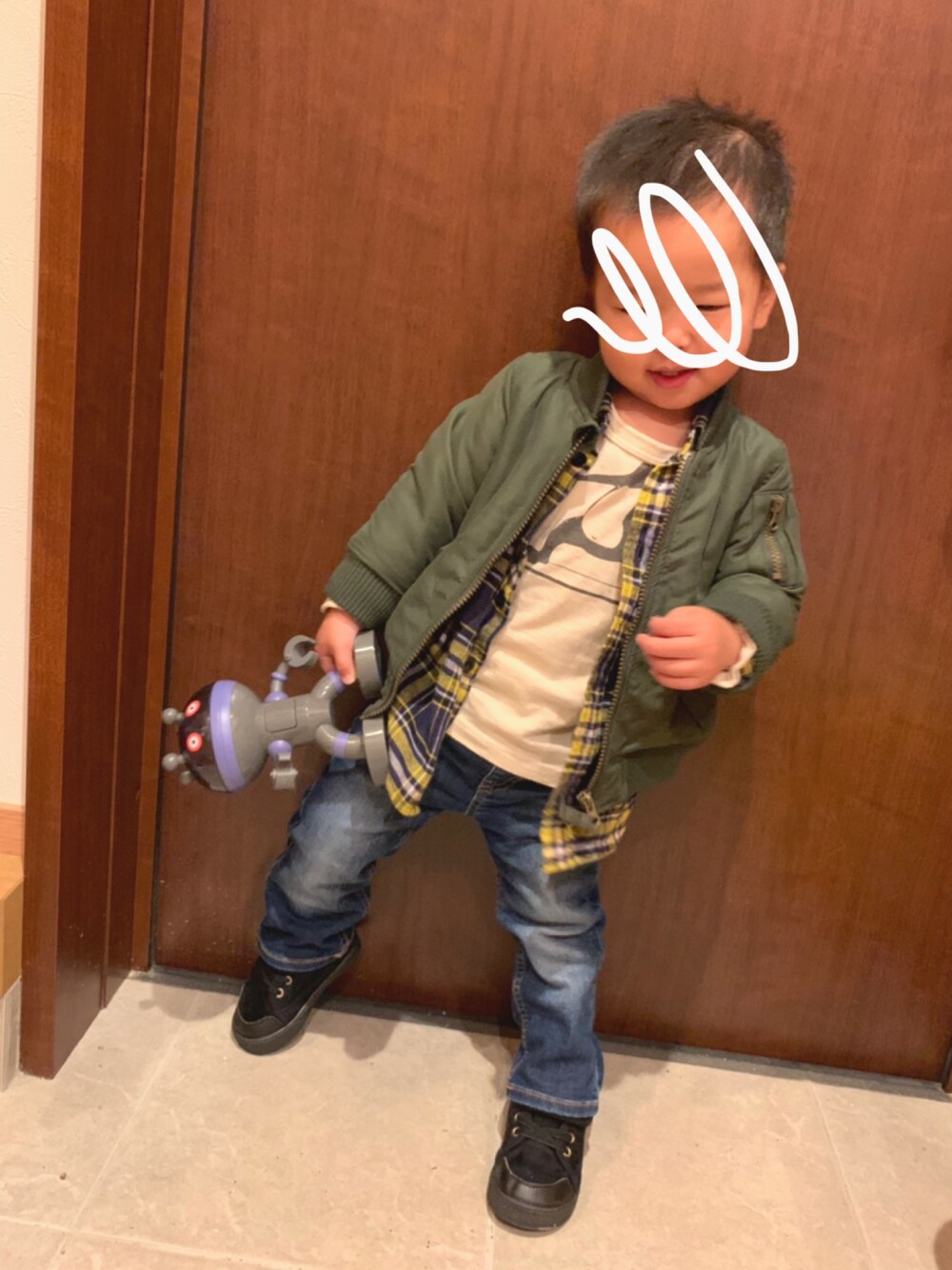 「冬コーデ、シンプルコーデ、プチプラ、カジュアルコーデ、男の子、デニムパンツ、男の子コーデ、ラゲッドワークス」｜「西松屋のアイテム（MA-1、グリーン系）」を使った、すんこ／なちきさん（キッズ・80cm）の冬コーディネートの1枚目の写真