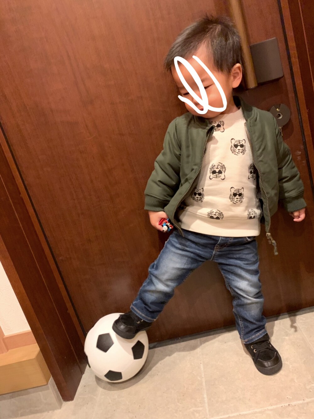 「冬コーデ、男の子コーデ、カジュアル、シンプル、おとこのこ、トラトラトラ」｜「西松屋のアイテム（MA-1、グリーン系）」を使った、すんこ／なちきさん（キッズ・80cm）の冬コーディネートの1枚目の写真