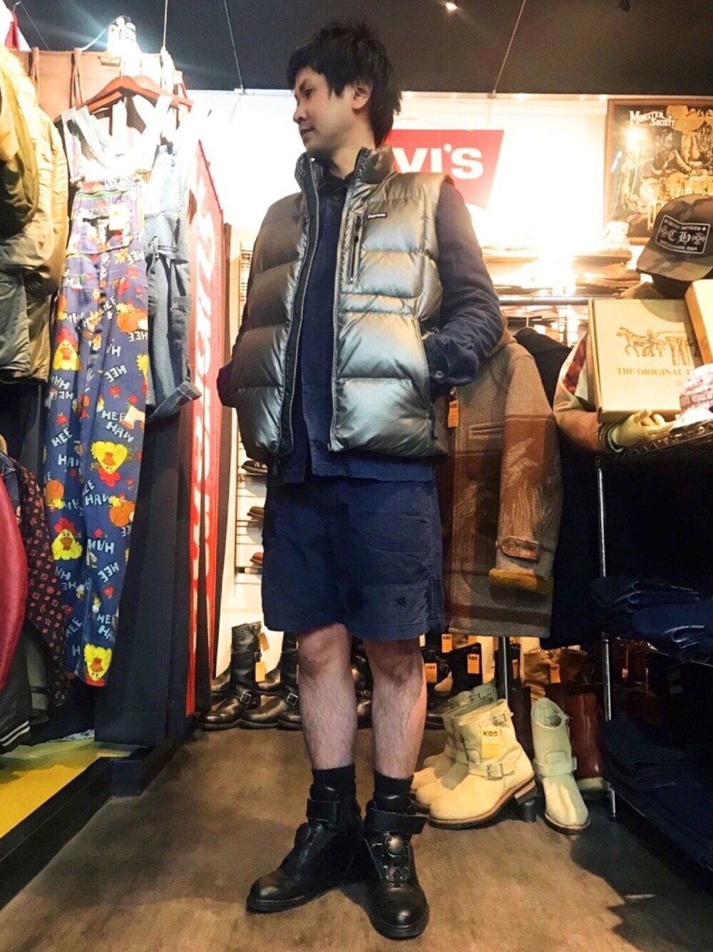 「supreme、TALKING ABOUT THE ABSTRACTION、TATA、PUMA×MIHARAYASUHIRO、PUMA、MIHARAYASUHIRO、ダウンベスト、セットアップ、スネ毛ふさふさ」｜「Supreme のアイテム（ダウンベスト、シルバー系）」を使った、さいすさん（メンズ・171cm）の冬コーディネートの1枚目の写真