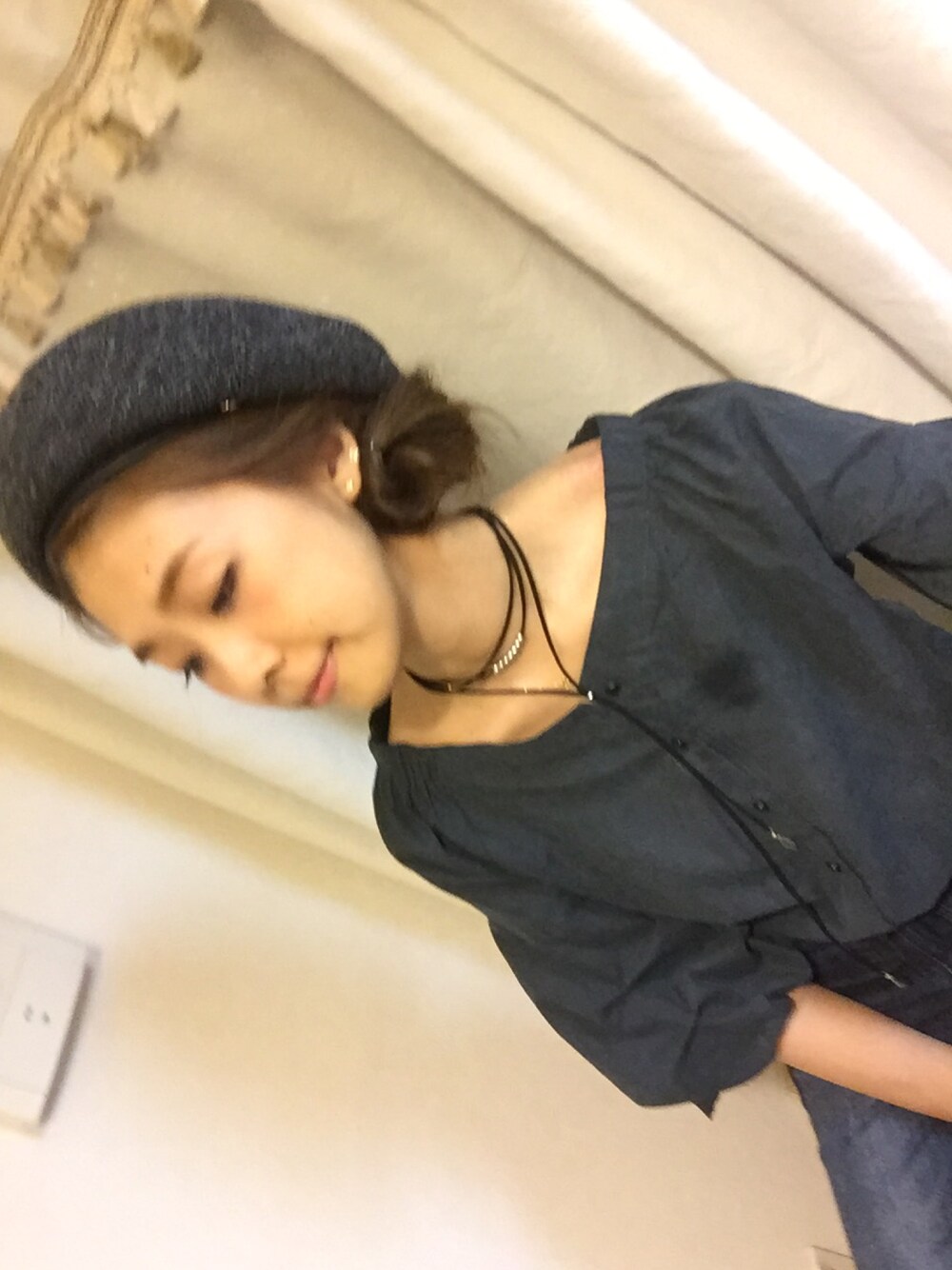 「秋コーデ、お団子ヘアー、ベレー帽、ハリスツイード、ユニクロ、袖ボリューム」｜「Orobiancoのアイテム（ハンチング/ベレー帽、グレー系）」を使った、manaさん（レディース・165cm）の秋コーディネートの1枚目の写真
