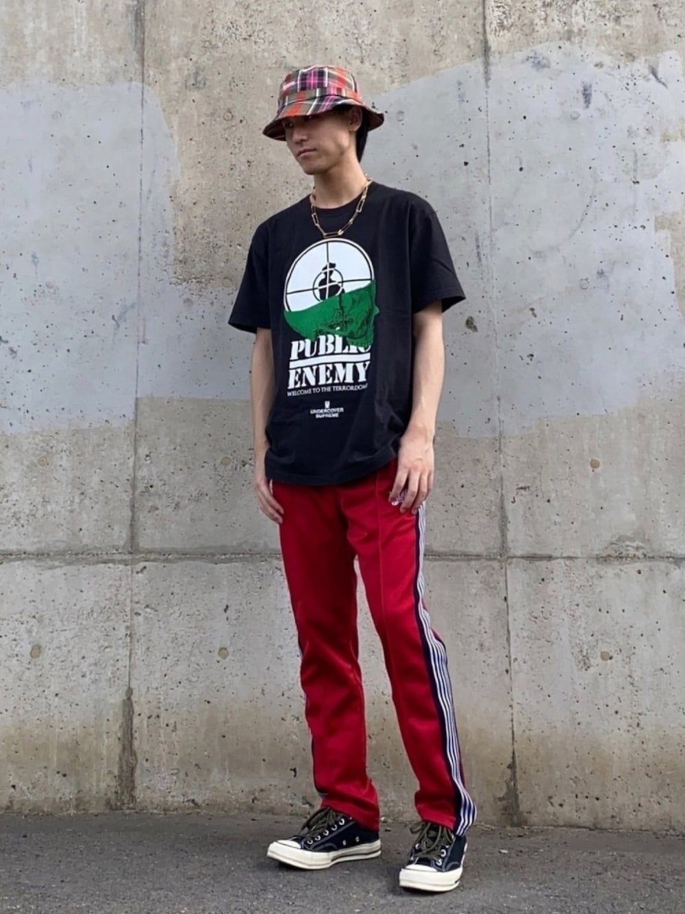 「ストリート、スケータースタイル、バケットハット、チェック、トラックパンツ、ラインパンツ、スニーカー、コンバース、ロゴT、プリントT」｜「UNDERCOVERのUndercover Public Enemy Terrordome Tee（Tシャツ/カットソー、ブラック系）」を使った、shotaさん（メンズ・170cm）の夏コーディネートの1枚目の写真