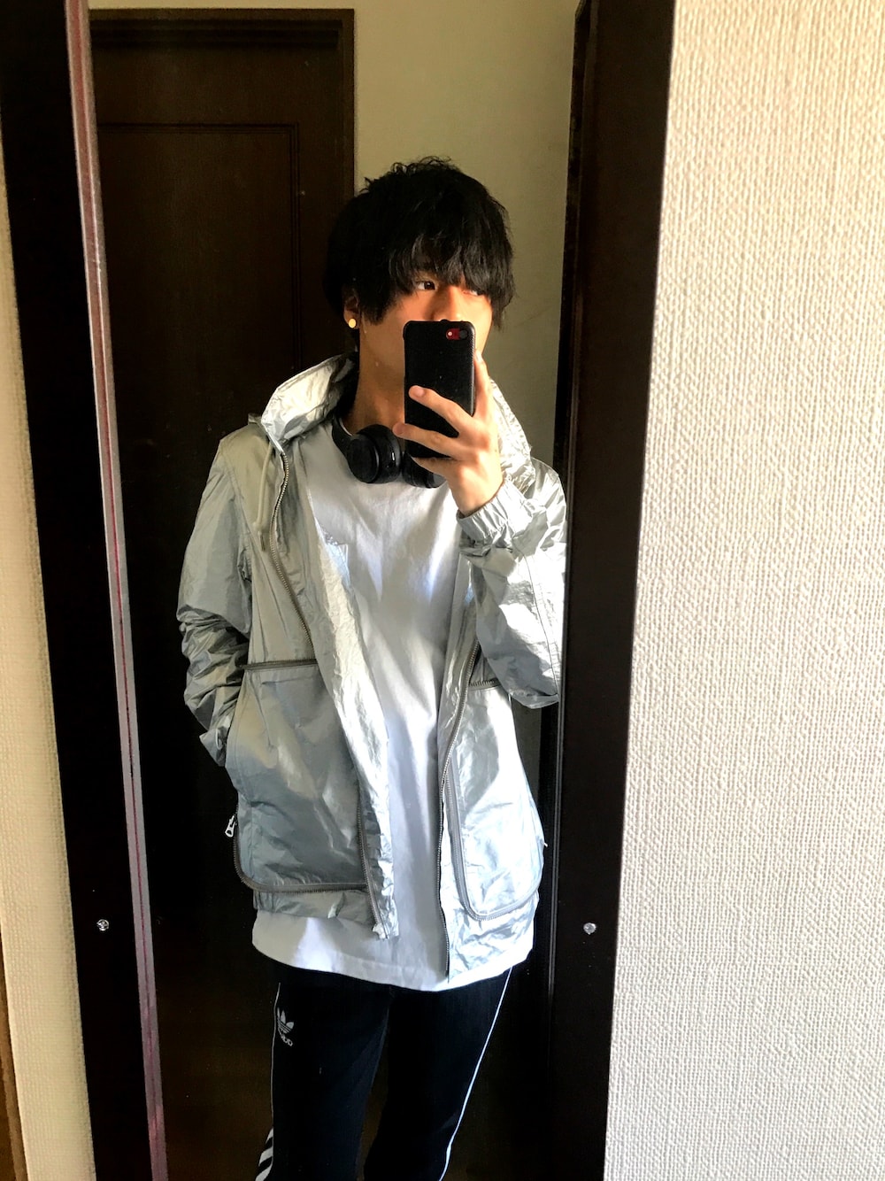 「シルバー、ギャラクシー、ジャージ、モードストリート、ヘッドホン、ラフスタイル」｜「Paul Smithのアイテム（パーカー、シルバー系）」を使った、106さん（メンズ・166cm）の春コーディネートの1枚目の写真