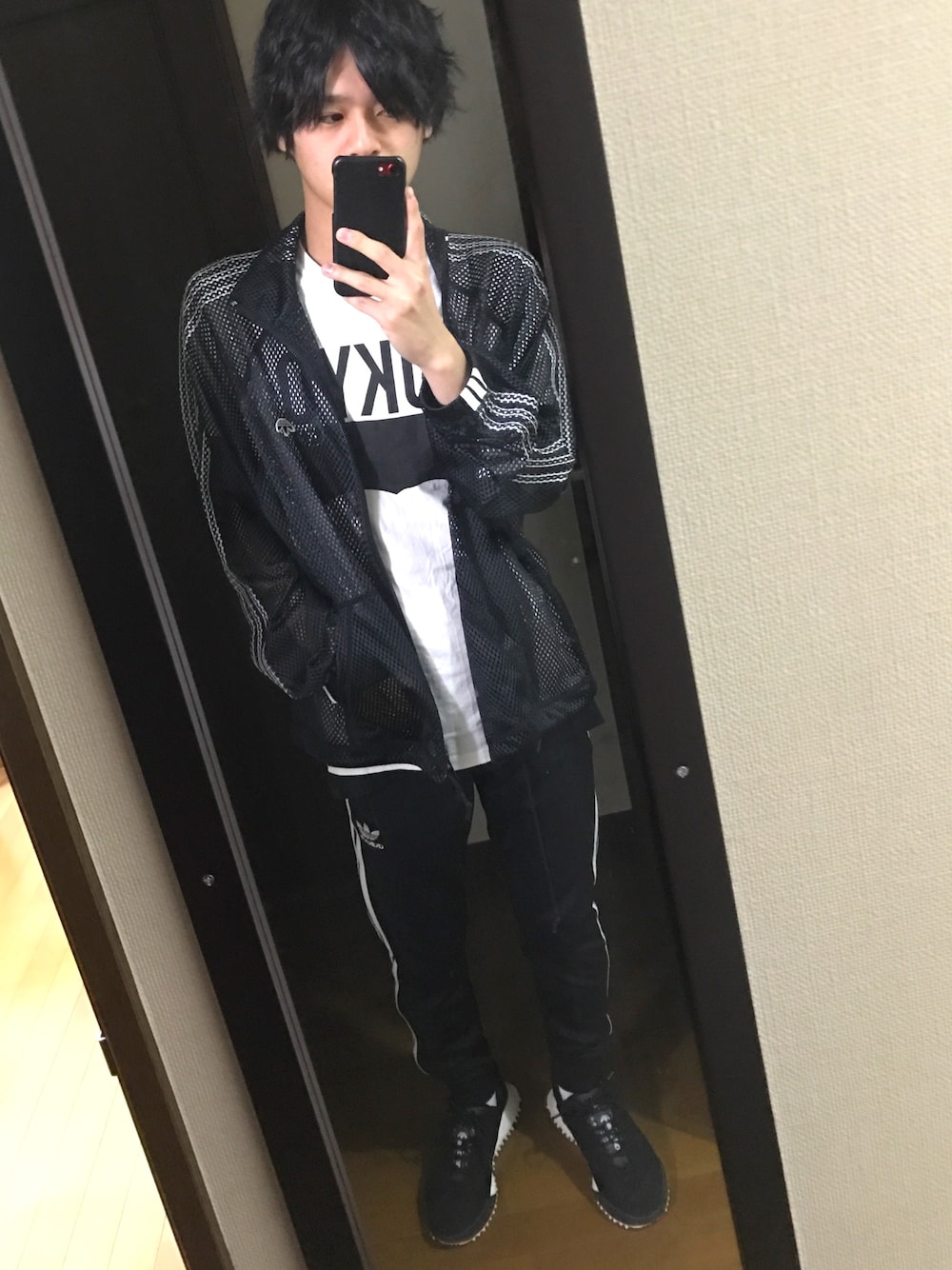 「メッシュジャージ、アレキサンダーワン、アディダスオリジナルス、ジャージ、モードストリート、黒、スニーカー、Alexander Wang」｜「Levi'sのバットウィングTOKYO Tシャツ（Tシャツ/カットソー、ホワイト系）」を使った、106さん（メンズ・166cm）の春コーディネートの1枚目の写真
