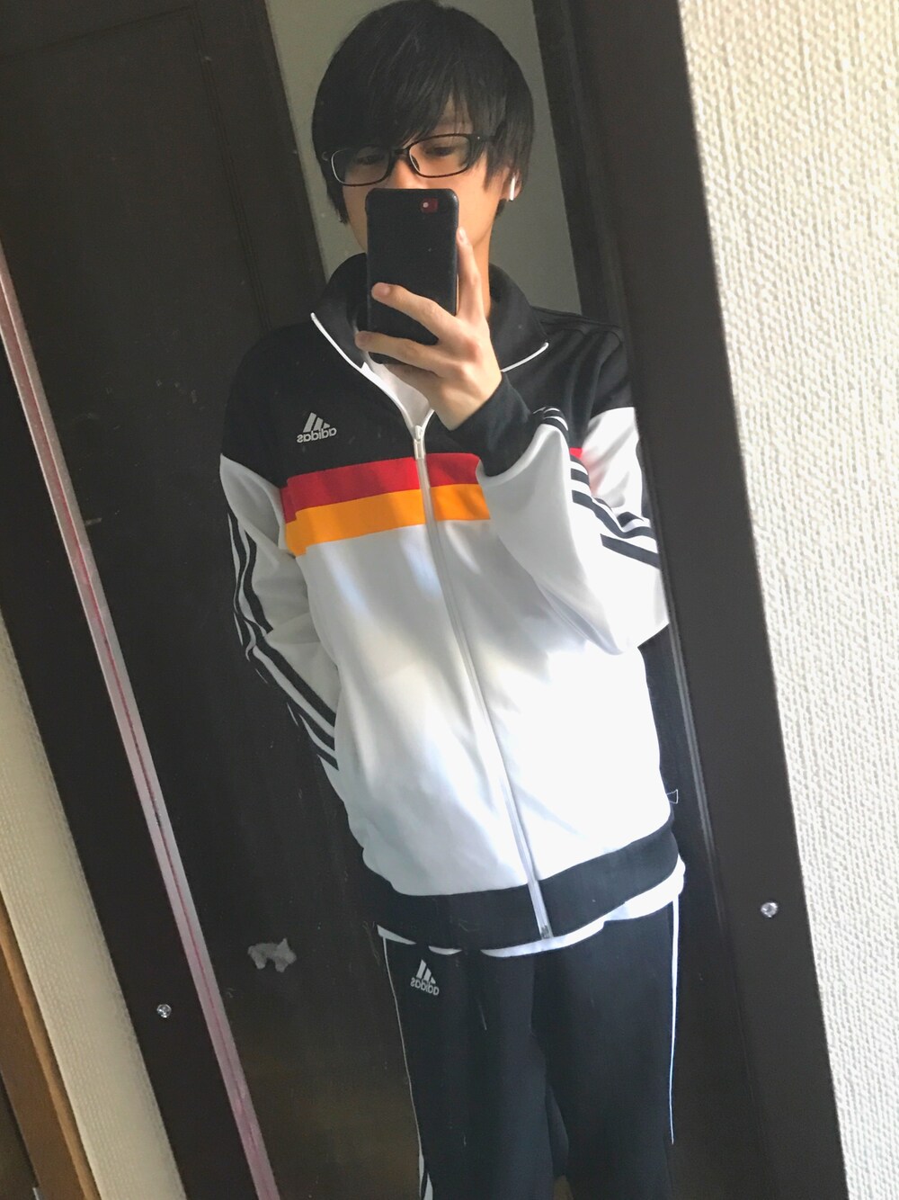 「アディダス、ジャージ、トレーニング、adidas、adidasperformance、ドイツ、白ジャージ、カラーブロック、ジムコーデ」｜「adidasのアイテム（ジャージ、ホワイト系）」を使った、106さん（メンズ・166cm）の春コーディネートの1枚目の写真