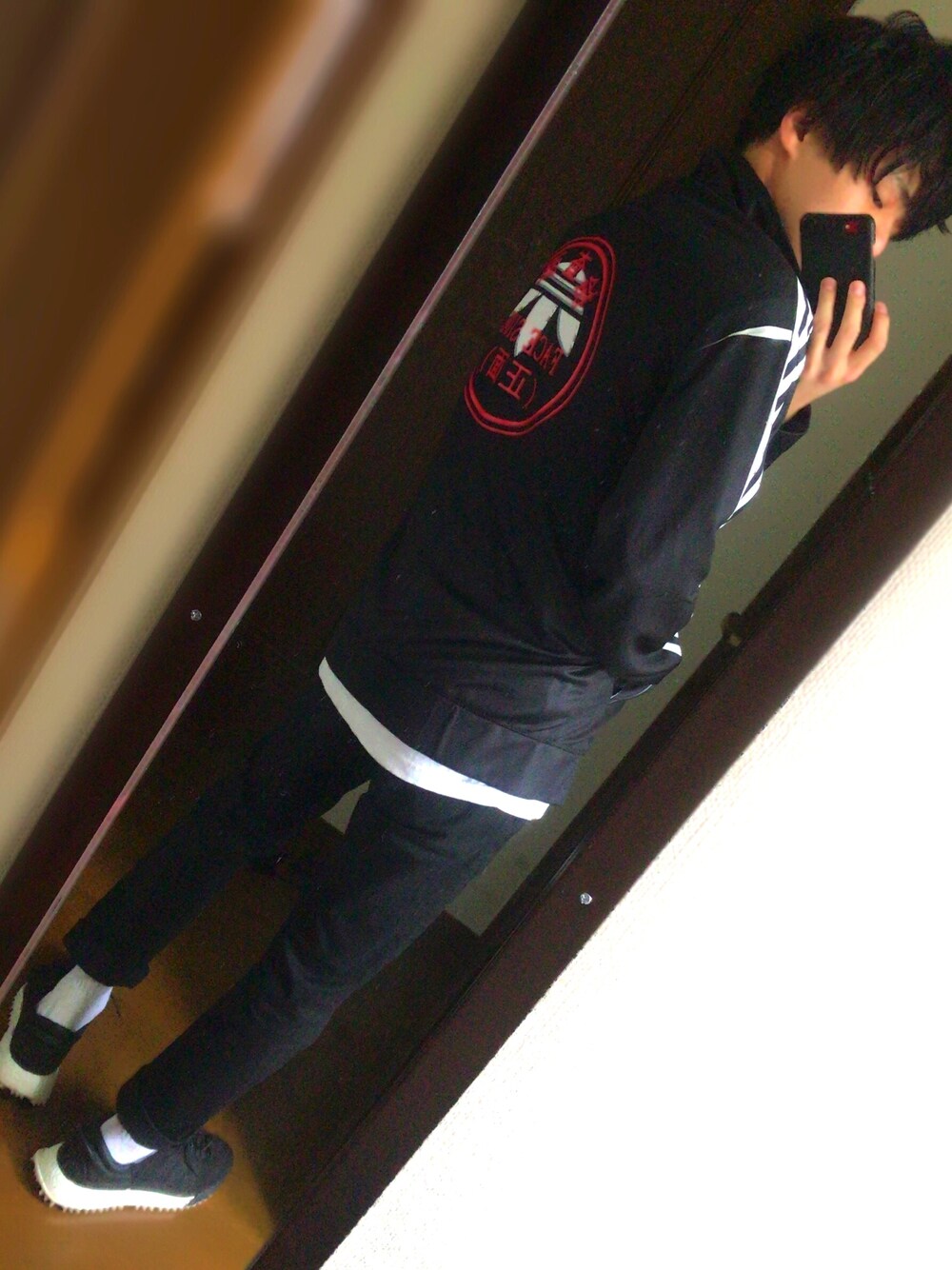 「Alexander Wang、adidas×AlexanderWang、ジャージ、アディダスオリジナルス、adidas originals、黒コーデ、UNIQLO、スニーカー、モードストリート、ストリート」｜「alexanderwangのアイテム（ジャージ、ブラック系）」を使った、106さん（メンズ・166cm）の夏コーディネートの1枚目の写真