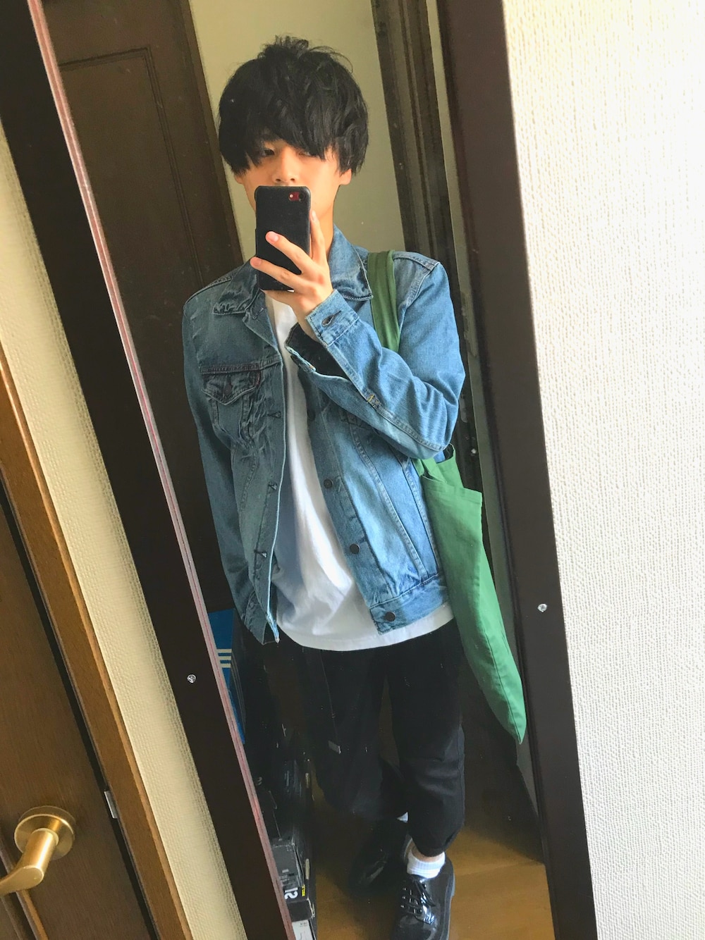 「デニムジャケット、Levi's、UNIQLO、Dr.Martens、Champion、t1011、MHL.、トートバッグ、シンプルコーデ、低身長」｜「Levi'sのデニムジャケット-ライトカラー/14.3oz デニム（デニムジャケット、ブルー系）」を使った、106さん（メンズ・166cm）の夏コーディネートの1枚目の写真