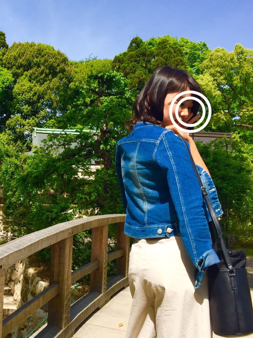 ブルー系のデニムジャケット、ホワイト系のその他パンツ、ブラック系のショルダーバッグを着用したレディースの夏コーディネートの1枚目の写真