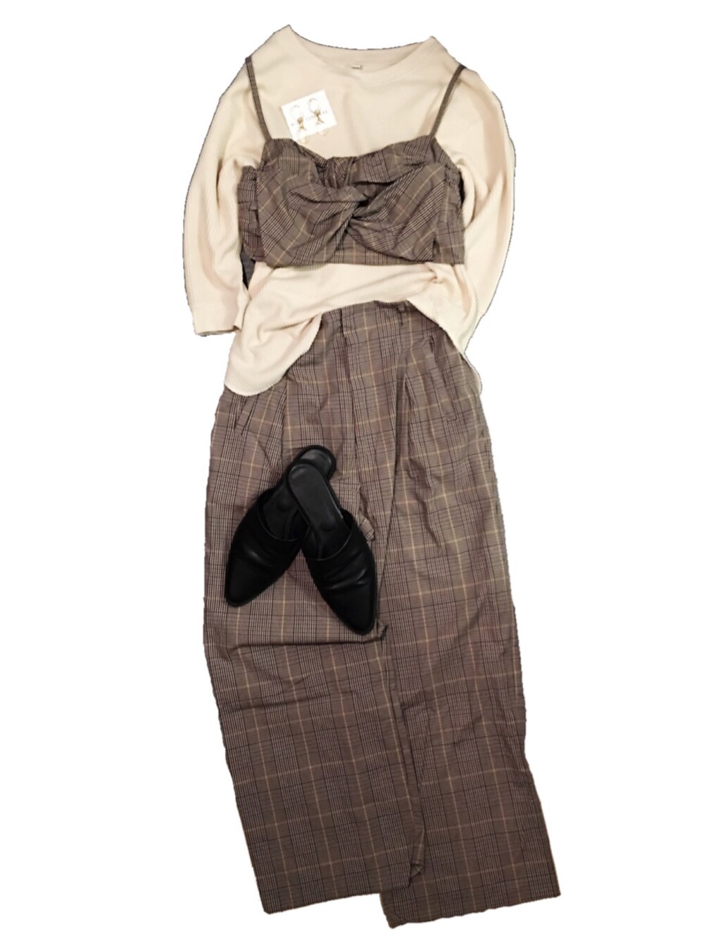 ブラウン系のその他トップス、ブラウン系のその他パンツ、ブラック系のサンダルを着用したレディースの秋コーディネートの1枚目の写真