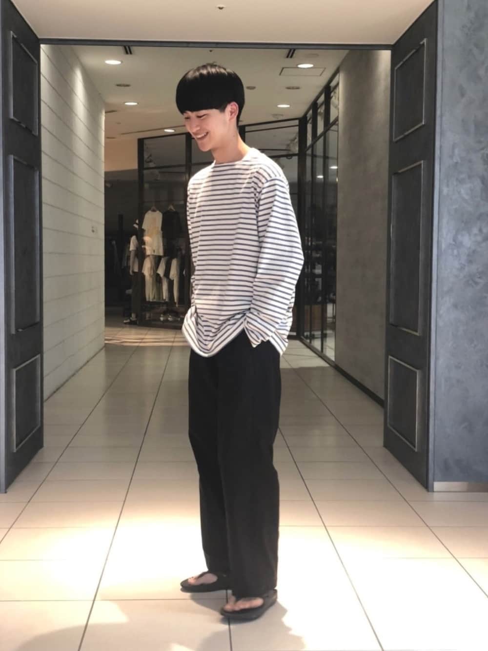 「シンプルコーデ、ボーダー、ワイドパンツ、サンダル、COMOLI、コモリ、sanca、oofos、ウーフォス」｜「COMOLIのアイテム（トップス、その他）」を使った、KYOSUKEさん（メンズ・180cm）の春コーディネートの1枚目の写真