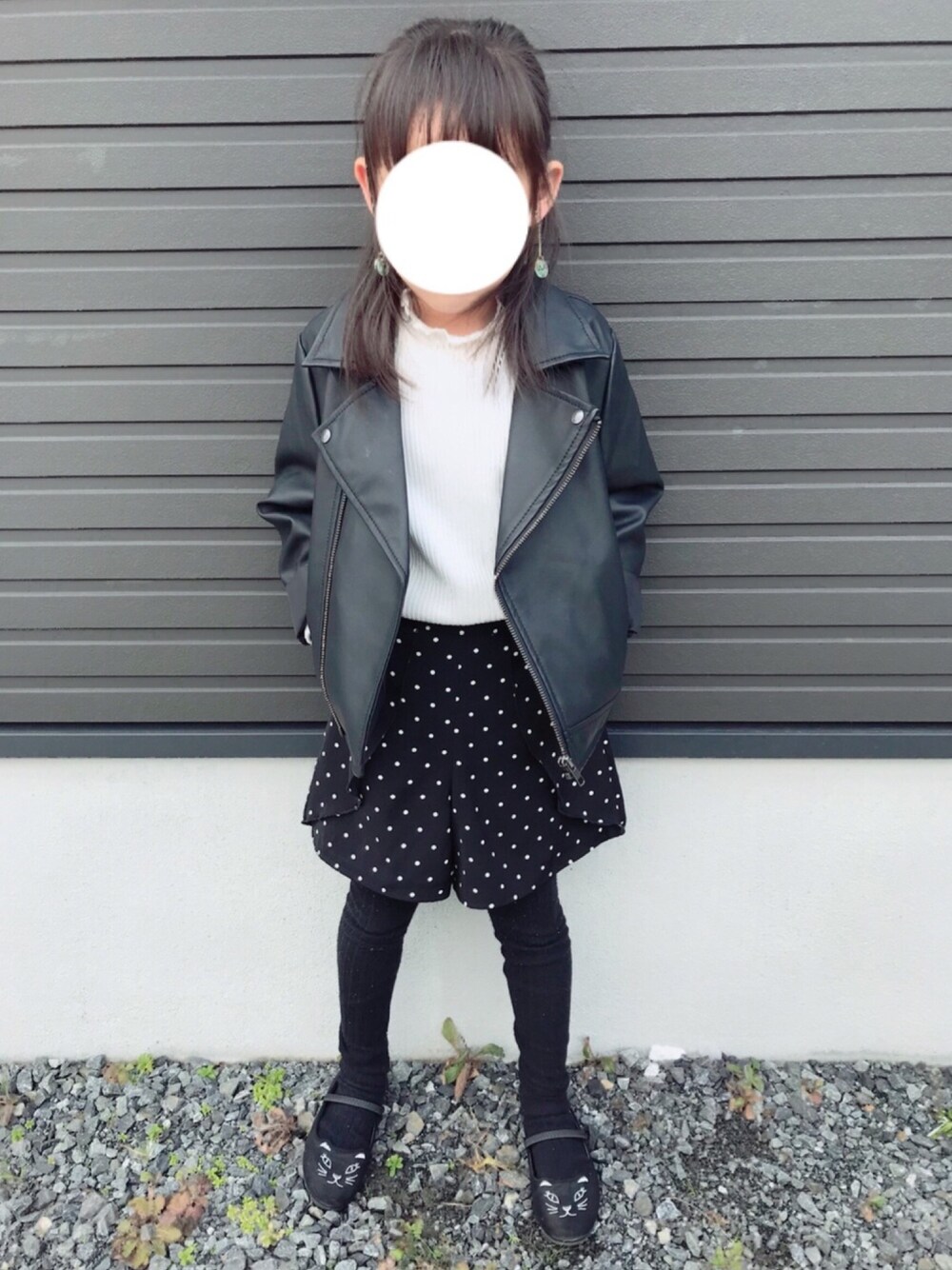 「ライダース、ドット、GU、甘辛mix、パンプス、こどもコーデ、タイツ」｜「GLOBAL WORKの【キッズ】バレエシューズ/777579（バレエシューズ、ブラック系）」を使った、ファルルさん（キッズ・110cm）の冬コーディネートの1枚目の写真