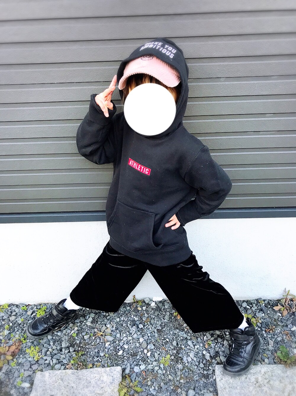 「ダンス、パーカー、ストリート、キャップ、ワイドパンツ、ベロア、ハイカット」｜「GLOBAL WORKの【キッズ】プリントスウェットパーカー長袖/762097（パーカー、ブラック系）」を使った、ファルルさん（キッズ・110cm）の冬コーディネートの1枚目の写真