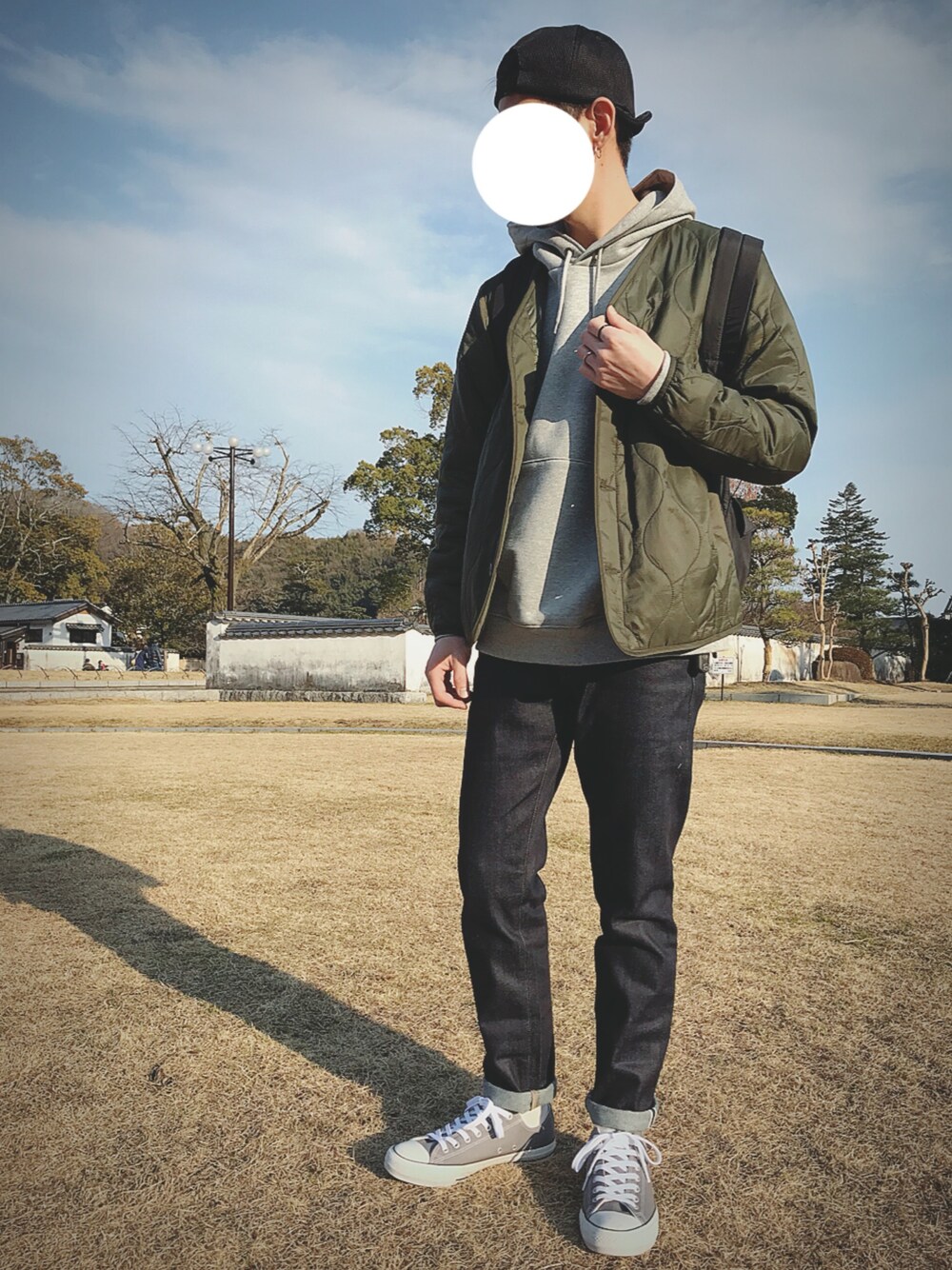 「大人カジュアル、デニム、GU、スニーカー、プチプラ、JWANDERSON、ミリタリー、コンバース、ユニクロ」｜「UNIQLOのアイテム（バックパック/リュック、ブラック系）」を使った、ファルルさん（メンズ・173cm）の冬コーディネートの1枚目の写真