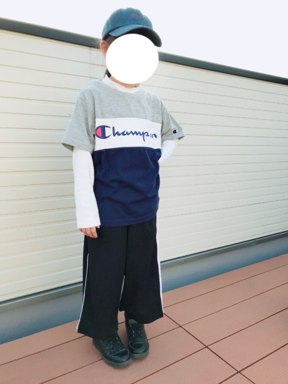 「キャップ、ストリート、ビッグシルエット、ワイドパンツ、ラインパンツ、ダンス、キッズコーデ、いいね、save、フォローお願いします🤑」｜「GLOBAL WORKの【キッズ】カラーベースボールCAP/731656（キャップ、ブルー系）」を使った、ファルルさん（キッズ・110cm）の冬コーディネートの1枚目の写真