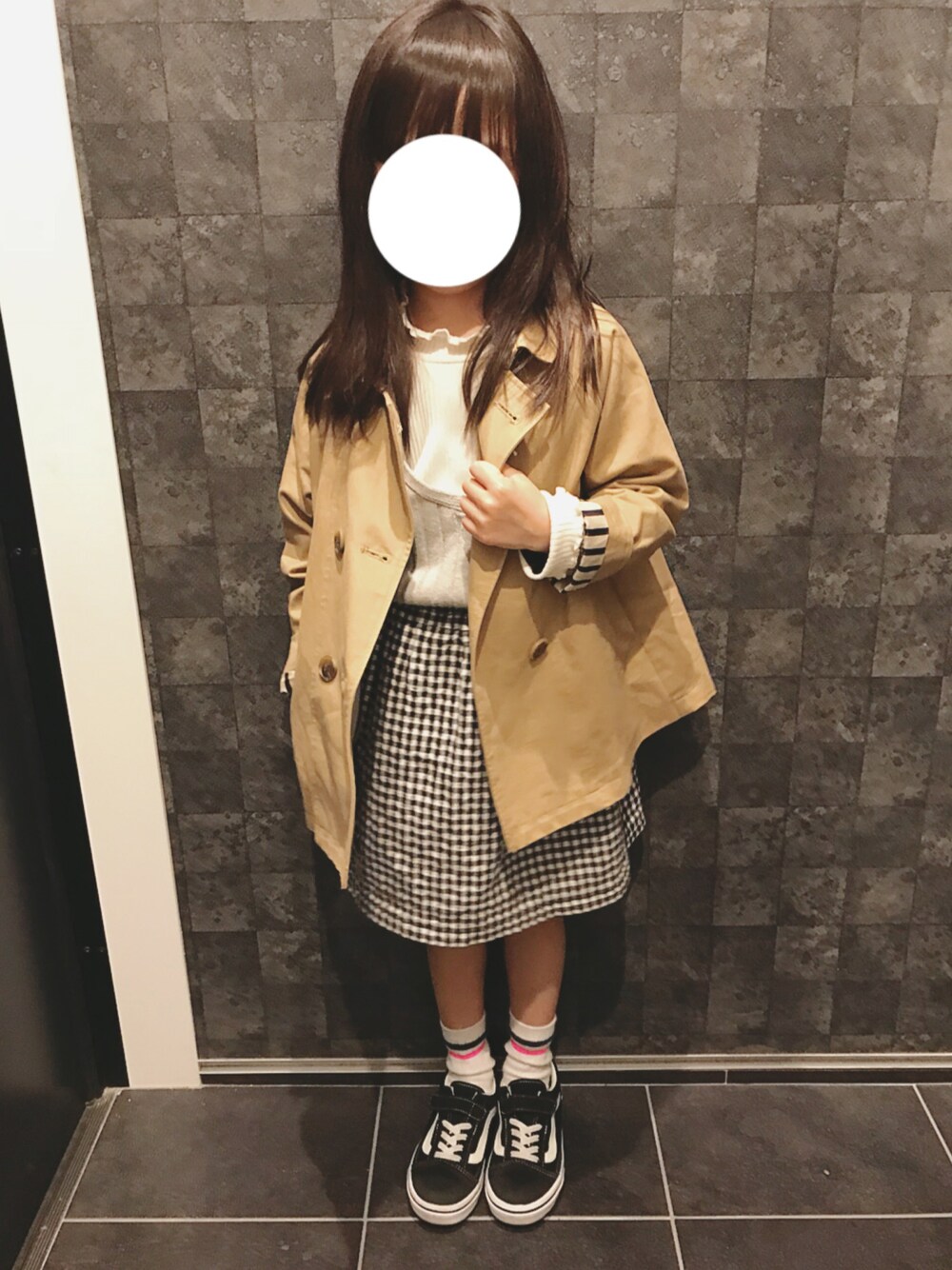「トレンチコート、ギンガムチェック、ラインソックス、オールドスクール、キッズコーデ、春コーデ」｜「GLOBAL WORKの【キッズ】トレンチコート/15FW/566257（トレンチコート、ベージュ系）」を使った、ファルルさん（キッズ・110cm）の春コーディネートの1枚目の写真