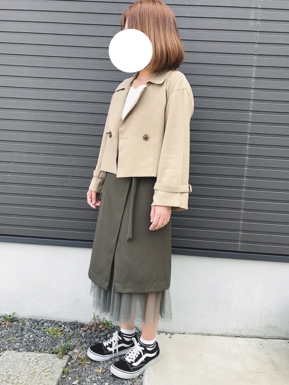 「トレンチ、KBF+、KBF、チュールスカート、nano・universe、オールドスクール、春コーデ」｜「BLISS POINTのウラキモウスカラップネックプルオーバー/778570（Tシャツ/カットソー、ホワイト系）」を使った、ファルルさん（レディース・158cm）の春コーディネートの1枚目の写真
