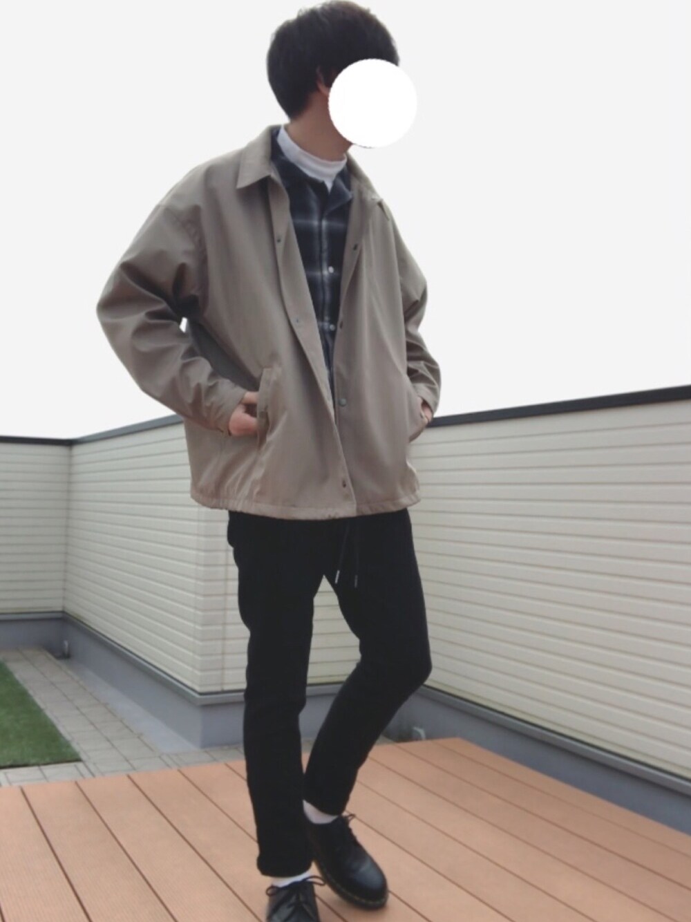 「コーチジャケット、オープンカラーシャツ、チェツクシャツ、スキニー、ドクターマーチン、はるコーデ、ストリート」｜「UNIQLOのMEN ソフトタッチハイネックT（長袖）（Tシャツ/カットソー、ホワイト系）」を使った、ファルルさん（メンズ・173cm）の冬コーディネートの1枚目の写真