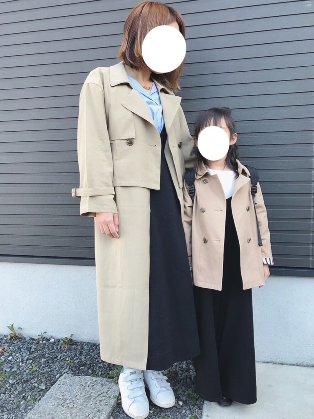 「トレンチコート、シミラールック、サロペット、ジャンパースカート、スキッパーシャツ、スタンスミス、パンプス、春コーデ、親子コーデ、ストライプ」｜「GLOBAL WORKの【キッズ】バレエシューズ/777579（バレエシューズ、ブラック系）」を使った、ファルルさん（キッズ・110cm）の春コーディネートの1枚目の写真