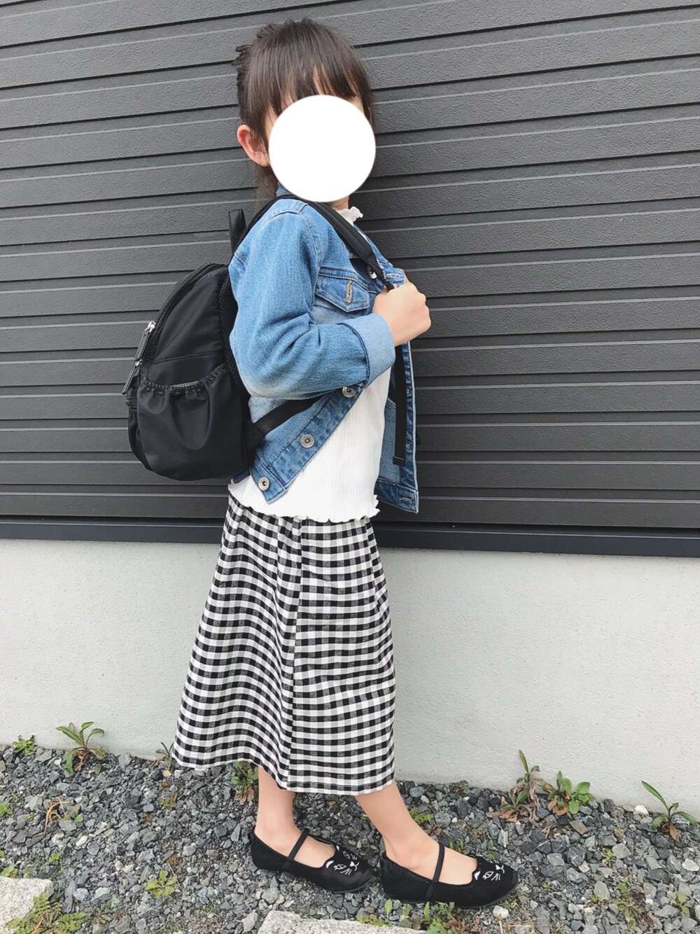 「春コーデ、Gジャン、GU、ワイドパンツ、ギンガムチェック、リュック、ネコ、パンプス、キッズコーデ、キッズファッション」｜「GLOBAL WORKの【キッズ】ストレッチデニムジャケット/707938（デニムジャケット、ブルー系）」を使った、ファルルさん（キッズ・110cm）の春コーディネートの1枚目の写真