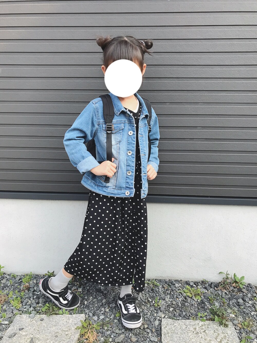 「キッズコーデ、Gジャン、カジュアルコーデ、春コーデ、ドット、ワンピース、オールドスクール、女の子、デニムジャケット、いいね、save、フォローお願いします🤑」｜「GLOBAL WORKの【キッズ】ギャザーミニバックパック/780669（バックパック/リュック、ブラック系）」を使った、ファルルさん（キッズ・120cm）の春コーディネートの1枚目の写真