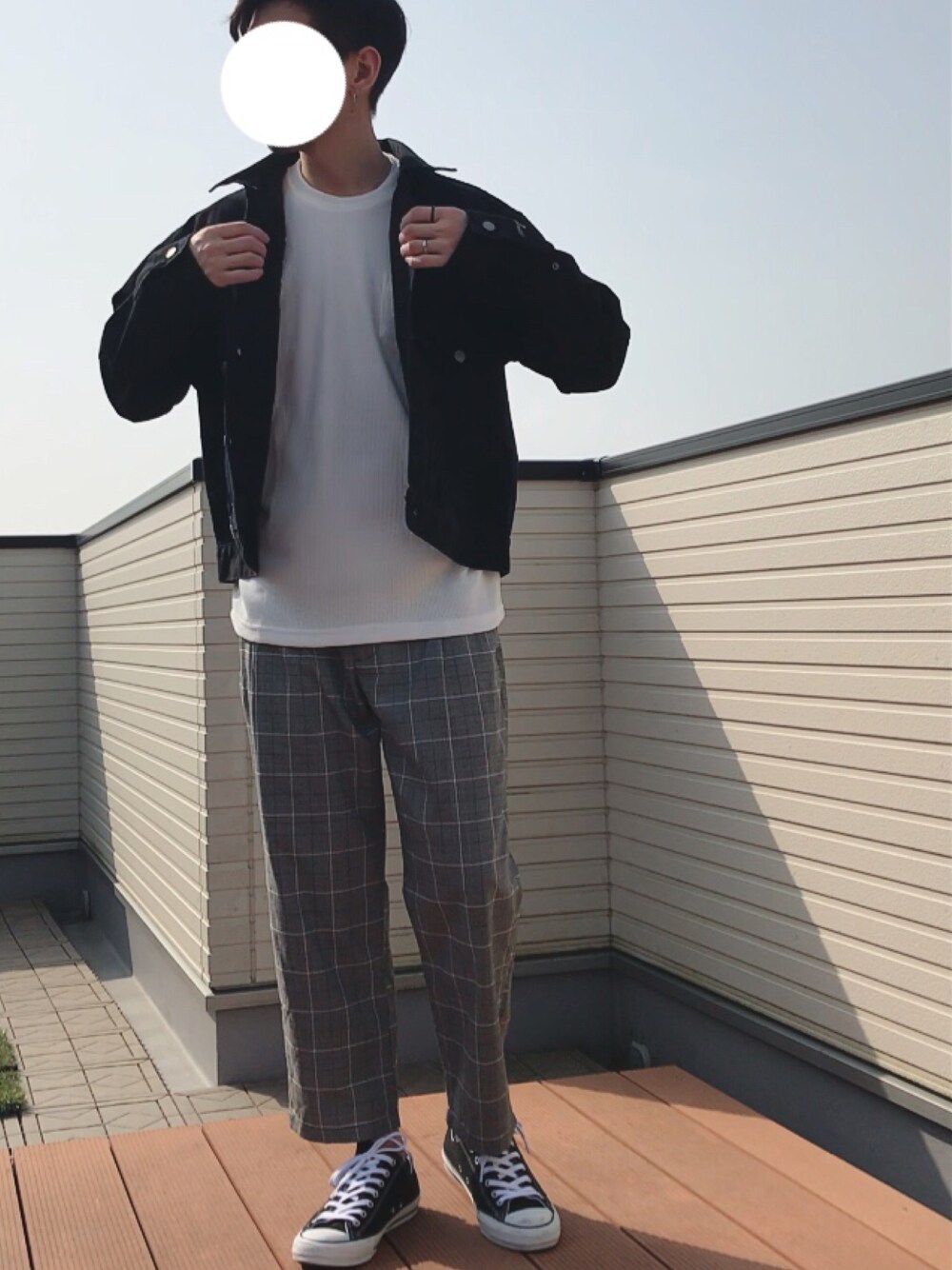「春コーデ、Gジャン、GU、kimjones、ワイドパンツ、グレンチェック、コンバース、ALL STAR、ビッグシルエット、いいね、save、フォローお願いします🤑」｜「GUのアイテム（デニムジャケット、ブラック系）」を使った、ファルルさん（メンズ・173cm）の春コーディネートの1枚目の写真