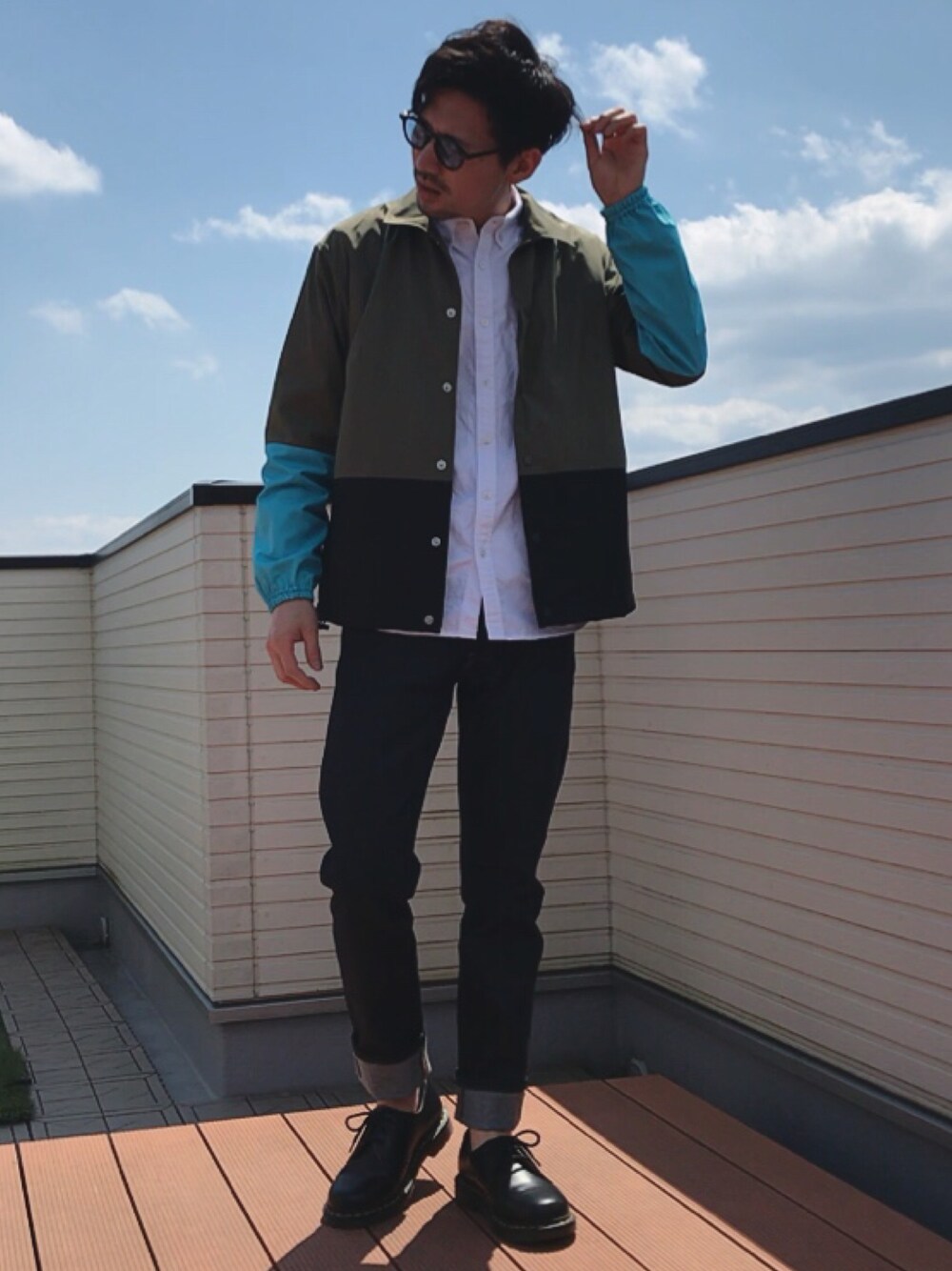 「きれいめカジュアル、休日スタイル、コーチジャケット、デニムパンツ、GU、UNIQLO、白シャツ、ドクターマーチン、kimjones、春コーデ」｜「HAREのボストンメガネ(HARE)（メガネ、ブルー系）」を使った、ファルルさん（メンズ・173cm）の春コーディネートの1枚目の写真