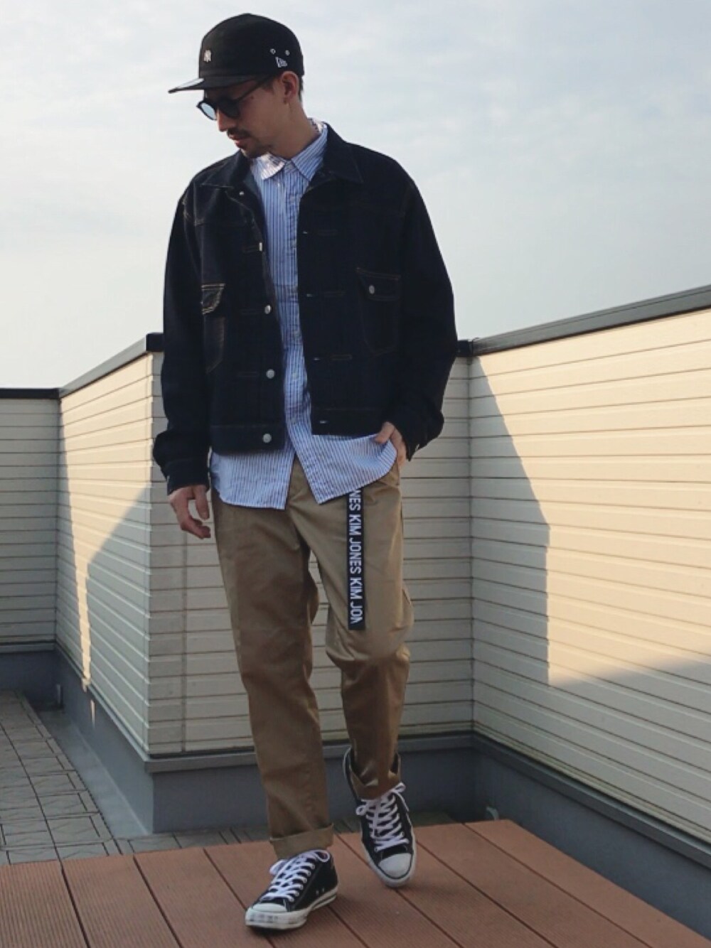 ブルー系のデニムジャケット、ブルー系のシャツ/ブラウス、ベージュ系のチノパンツを着用したメンズの春コーディネートの1枚目の写真