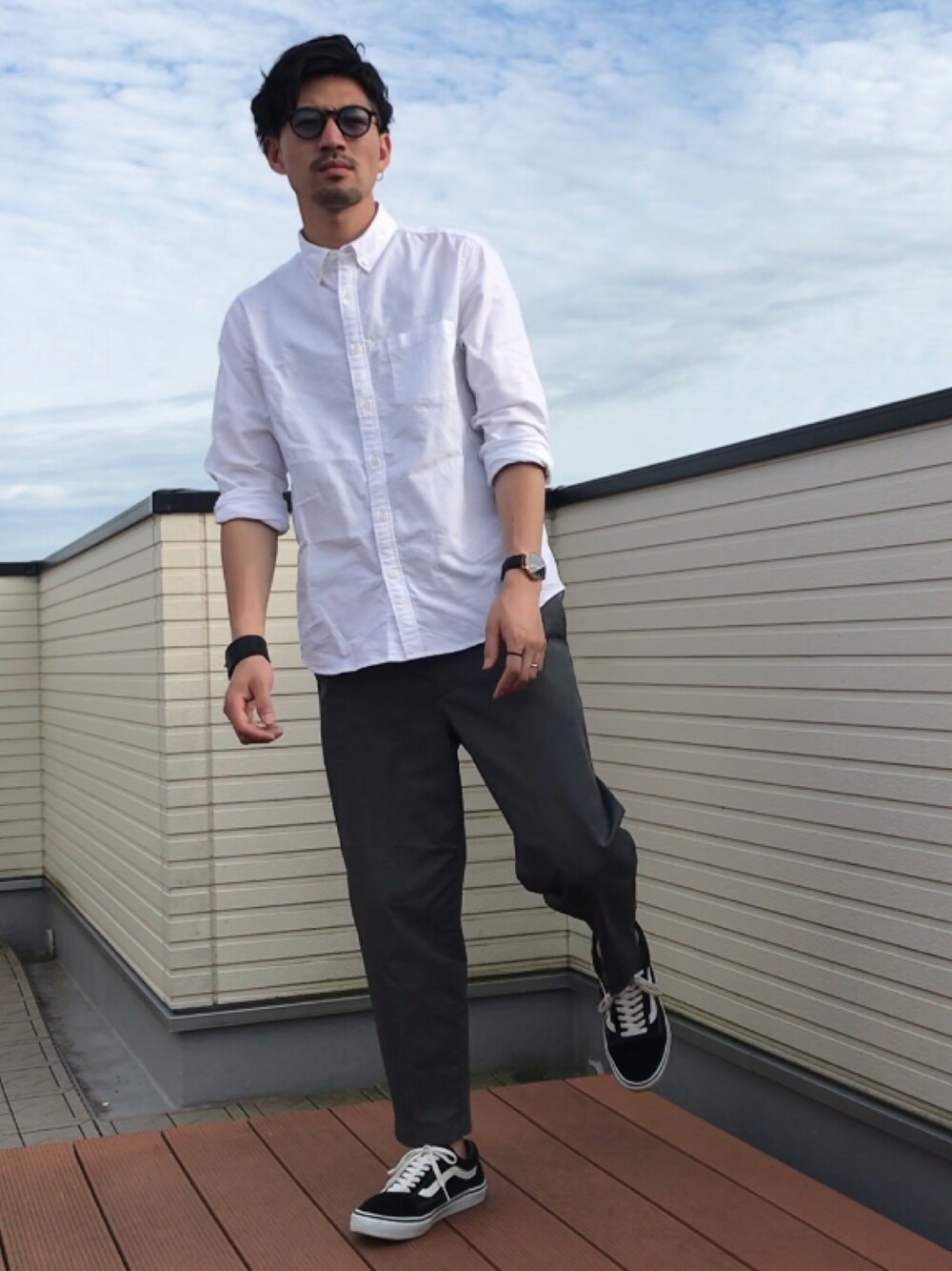 ホワイト系のシャツ/ブラウス、グレー系のチノパンツ、ブラック系のスニーカーを着用したメンズの春コーディネートの1枚目の写真