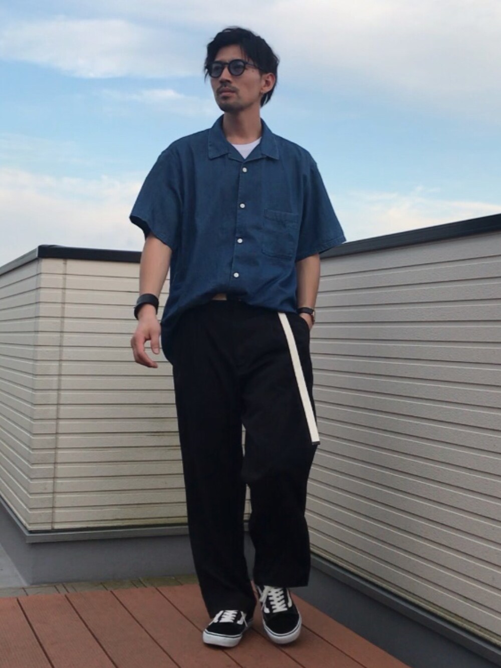 「デニムシャツ、オープンカラーシャツ、タックイン、GU、LIDnM、ワイドパンツ、ガチャベルト、オールドスクール、ビッグシルエット、いいね、save、フォローお願いします🤑」｜「HAREのボストンメガネ(HARE)（メガネ、ブルー系）」を使った、ファルルさん（メンズ・173cm）の夏コーディネートの1枚目の写真