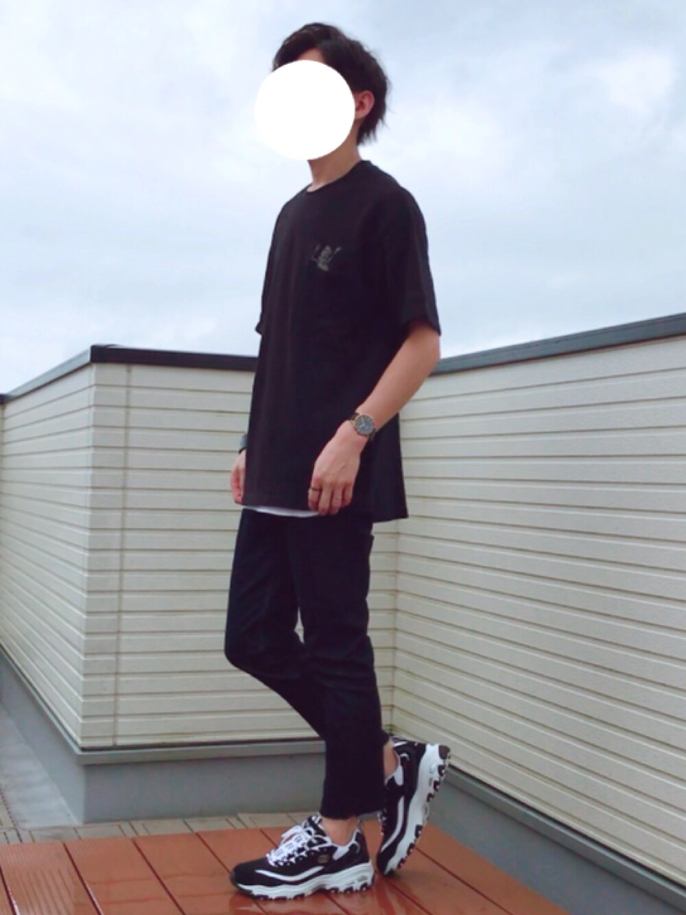 ブラック系のTシャツ/カットソー、ブルー系のデニムパンツ、ブラック系のスニーカーを着用したメンズの夏コーディネートの1枚目の写真