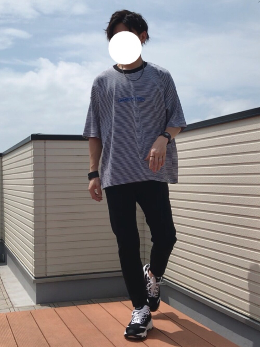 「GU、EYES LOVE TOKYO、ビッグT、黒スキニー、アンクルパンツ、カットオフデニム、ダッドスニーカー、Skechers、ビッグシルエット、ストリート」｜「niko and...のチェーンネックレス【niko and...】（ネックレス、グレー系）」を使った、ファルルさん（メンズ・173cm）の夏コーディネートの1枚目の写真