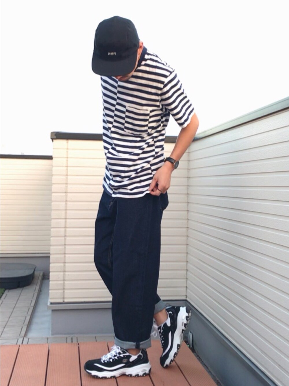 ホワイト系のTシャツ/カットソー、ブルー系のデニムパンツ、ブラック系のスニーカーを着用したメンズの夏コーディネートの1枚目の写真