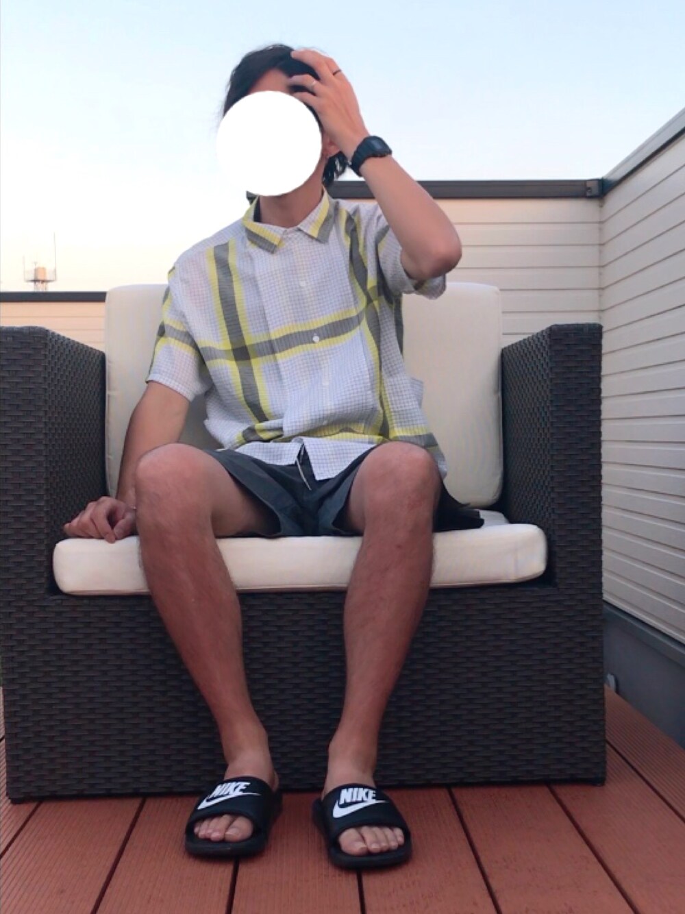 イエロー系のシャツ/ブラウス、グレー系のその他パンツ、ブラック系のサンダルを着用したメンズの夏コーディネートの1枚目の写真