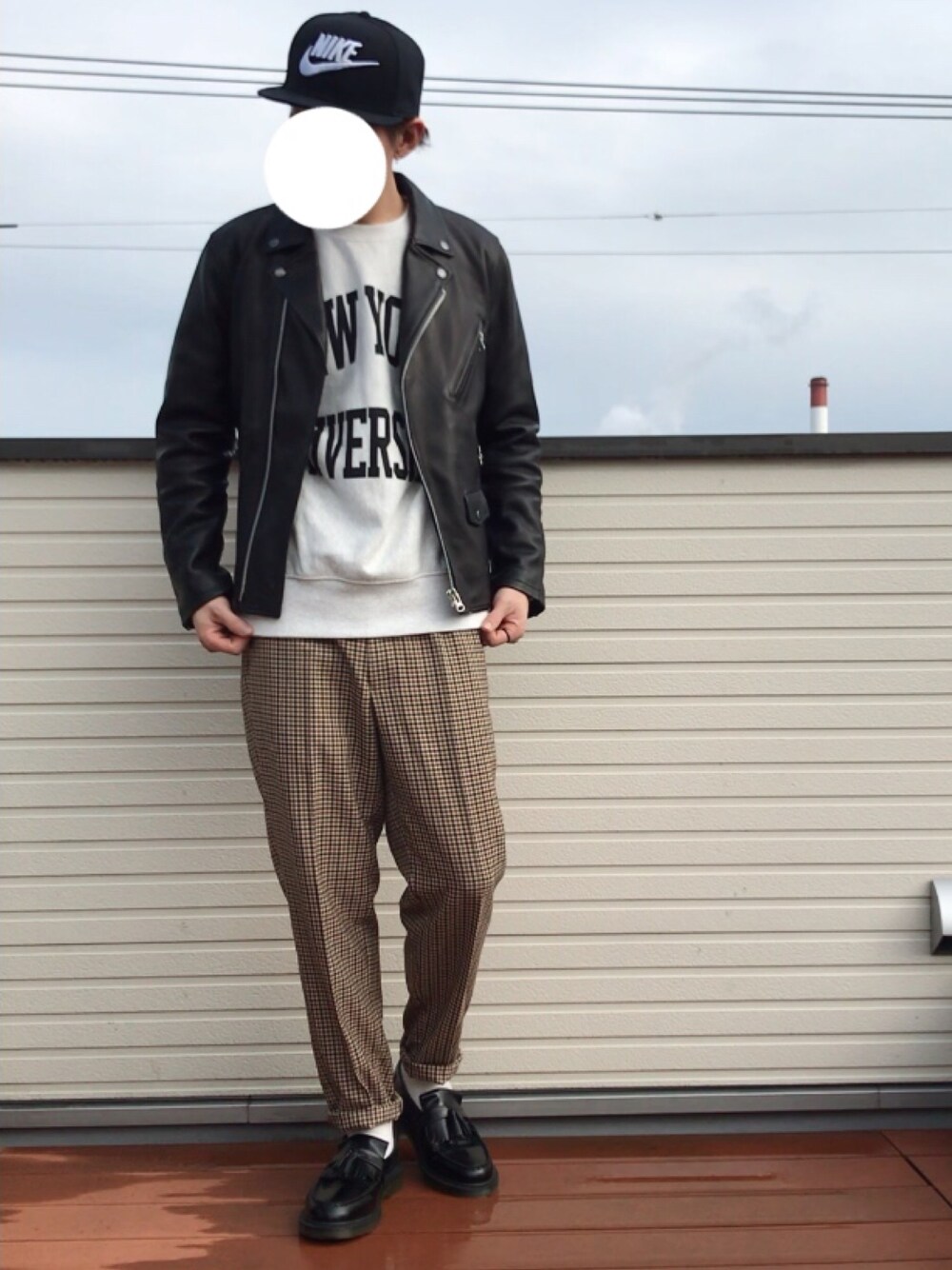 「ベースボールキャップ、ライダース、ダブルライダース、スウェット、チェックパンツ、ガンクラブチェック、ローファー、ストリート、プチプラ、おしゃれさんと繋がりたい」｜「NIKEのNIKE SNAPBACK FUTURE　584169-010（キャップ、ブラック系）」を使った、ファルルさん（メンズ・173cm）の冬コーディネートの1枚目の写真