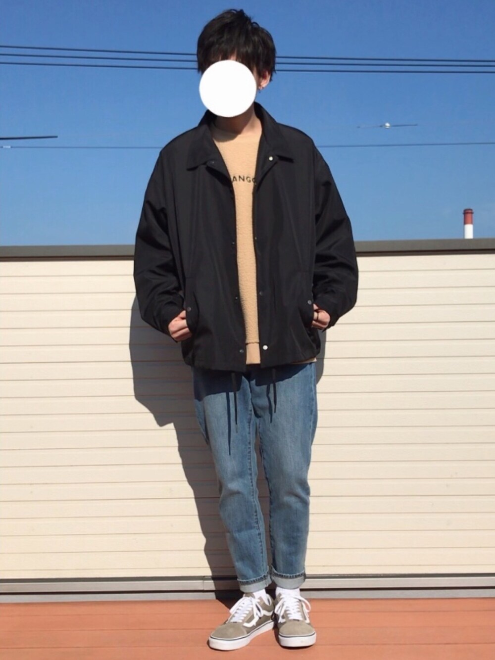 「コーチジャケット、スウェット、ボア、ブルーデニム、ダメージデニムパンツ、zozoデニム、オールドスクール、プチプラ、おしゃれさんと繋がりたい、いいね、save、フォローお願いします🤑」｜「GUのアイテム（その他アウター、ブラック系）」を使った、ファルルさん（メンズ・173cm）の冬コーディネートの1枚目の写真