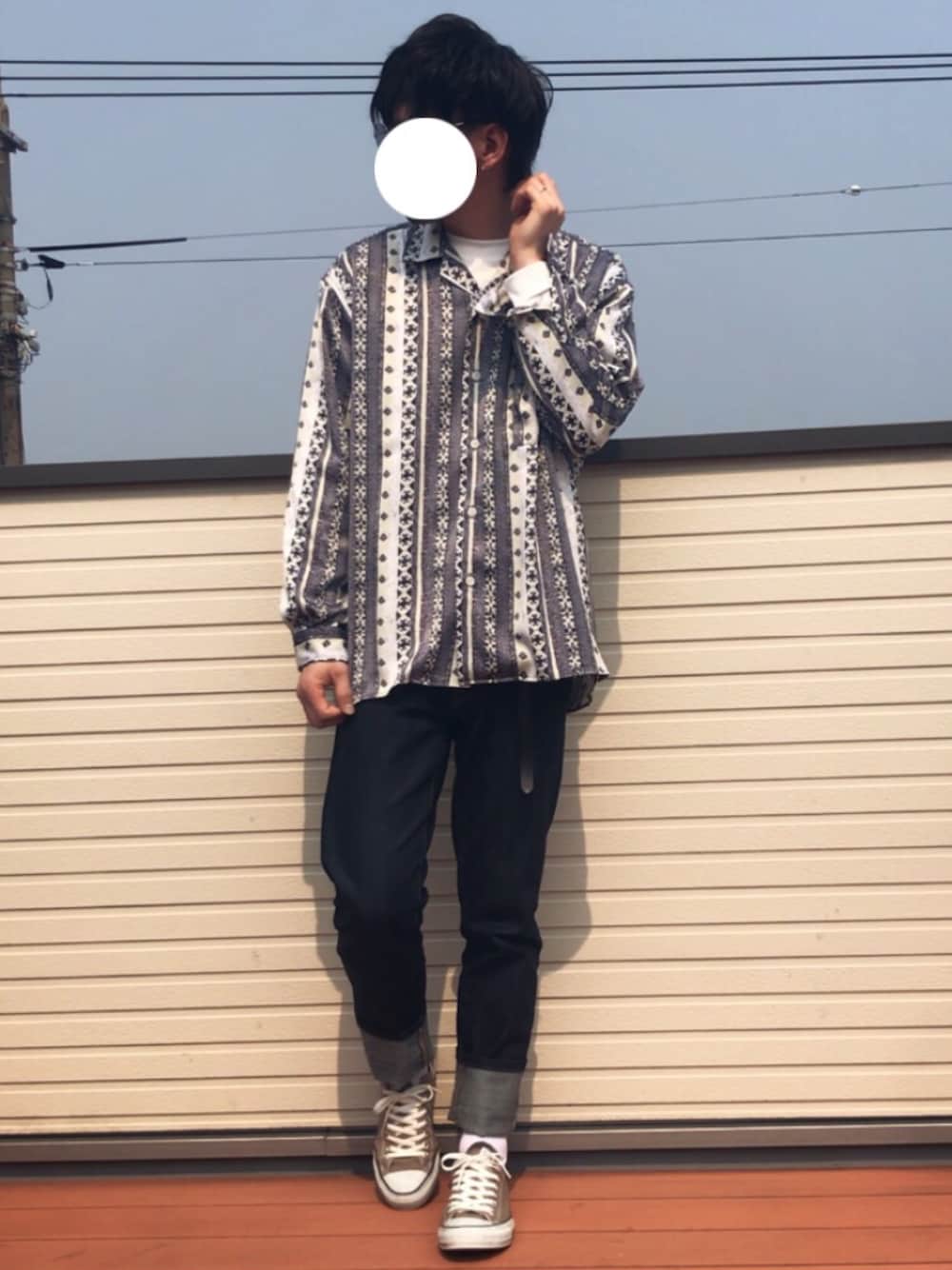 「平成最後のWEARISTAセンバツ、柄シャツ、オープンカラーシャツ、ストレートデニム、セルビッチデニム、ロングベルト、ALL BLACK、脱色コンバース、プチプラ、いいね、save、フォローお願いします🤑」｜「UNIQLOのクルーネックＴ（長袖）（Tシャツ/カットソー、ホワイト系）」を使った、ファルルさん（メンズ・173cm）の春コーディネートの1枚目の写真