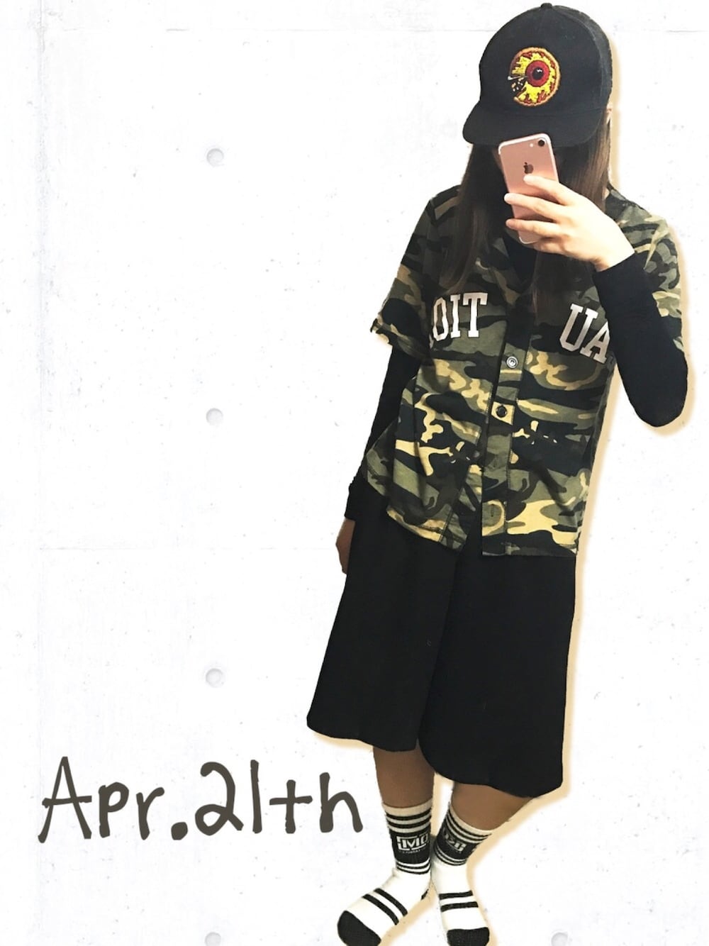 「ストリート、ベースボールシャツ、キャップ、カモフラ、ワイドパンツ、迷彩」｜「MISHKAのアイテム（キャップ、ブラック系）」を使った、chunさん（レディース・160cm）の春コーディネートの1枚目の写真