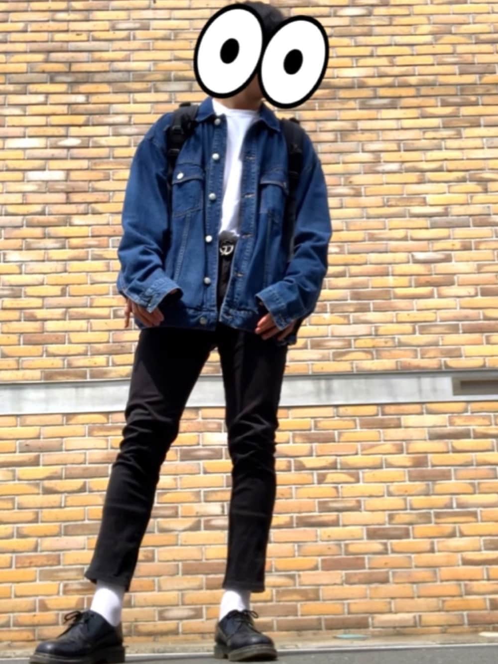 ブラック系のその他パンツ、ブラック系のドレスシューズ、ブルー系のジャケット/アウターを着用したメンズの春コーディネートの1枚目の写真